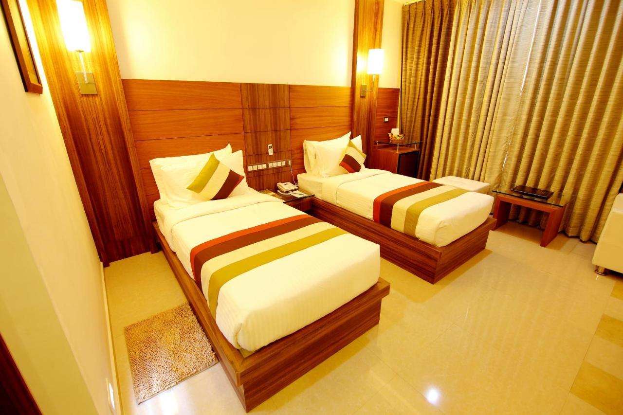 Hotel Hillway Park Колам Екстериор снимка